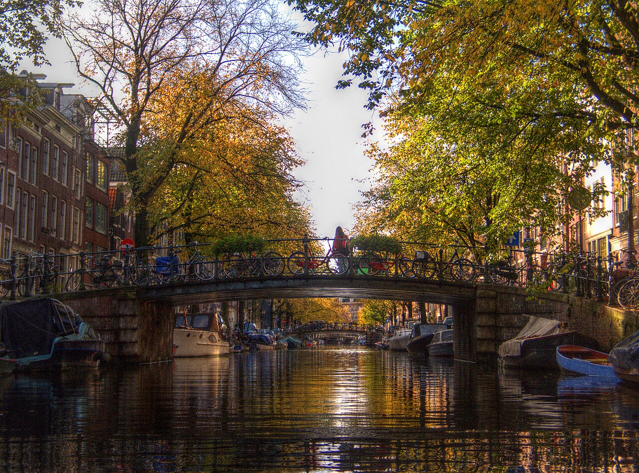 The Hilletjesbrug bridge over the Egelantiersgracht in the Jordaan on an autumn day