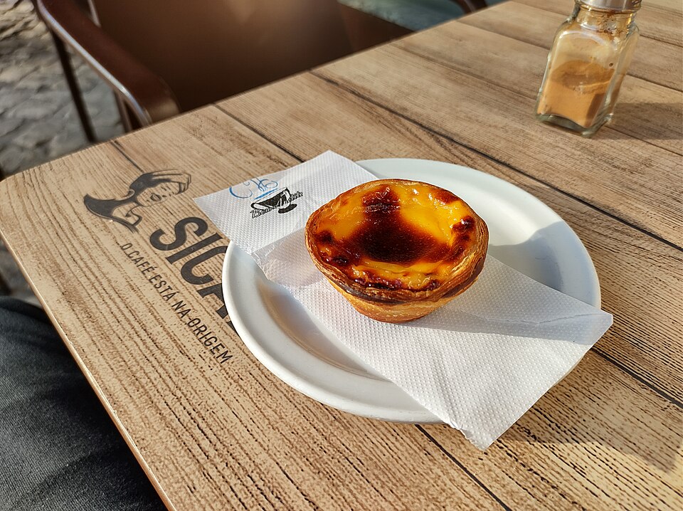 En pastel de nata på ett kafébord