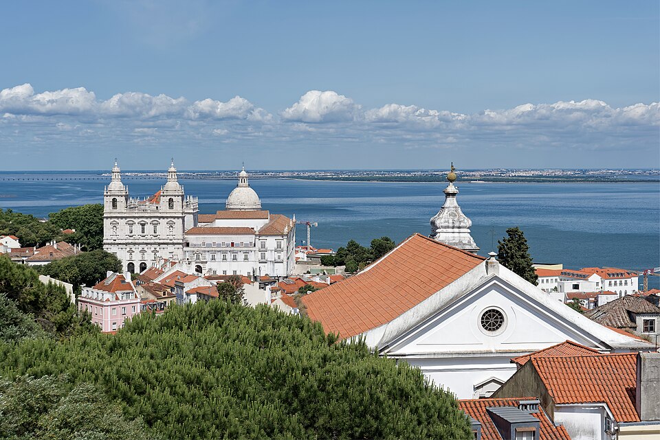 Alfama med São Vicente de Fora och Tejo