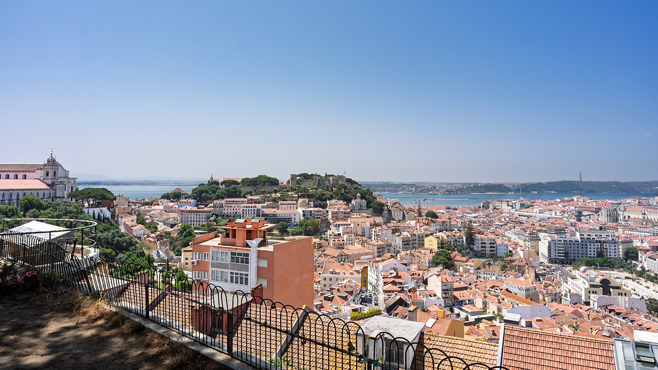 Utsikt över Lissabon och borgen från Miradouro da Senhora do Monte