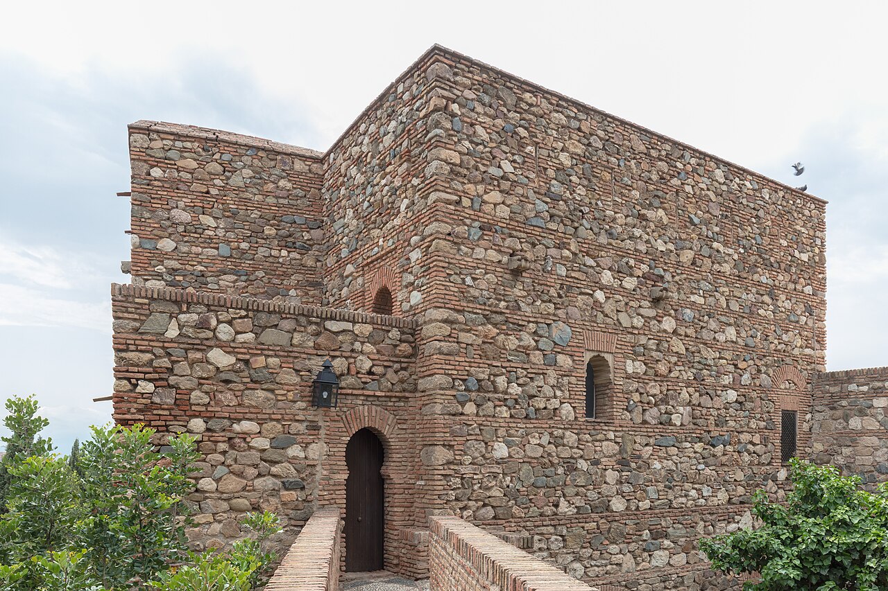 Stenmurar och torn i borgen Alcazaba
