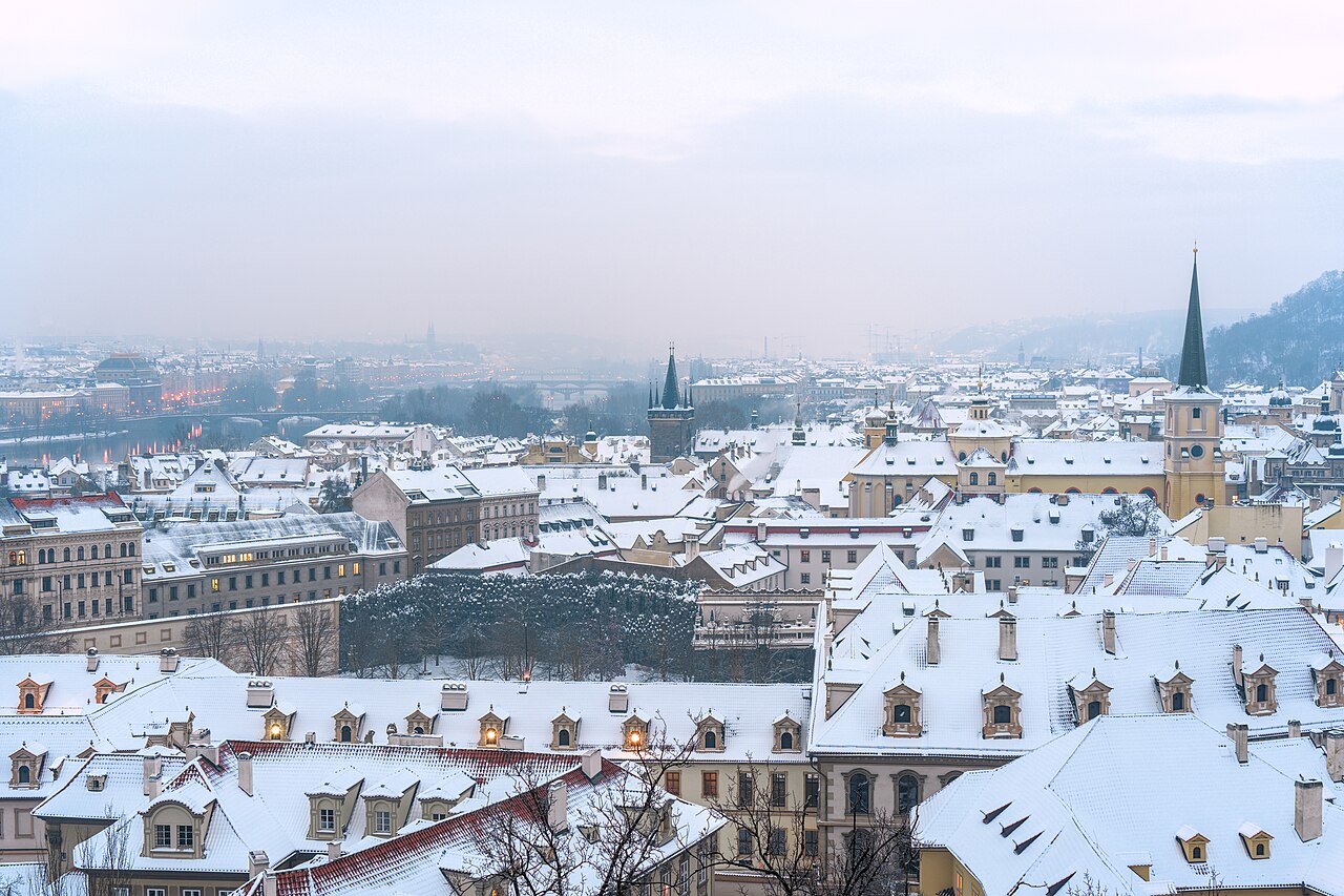 Snötäckta tak i Malá Strana en vinterdag