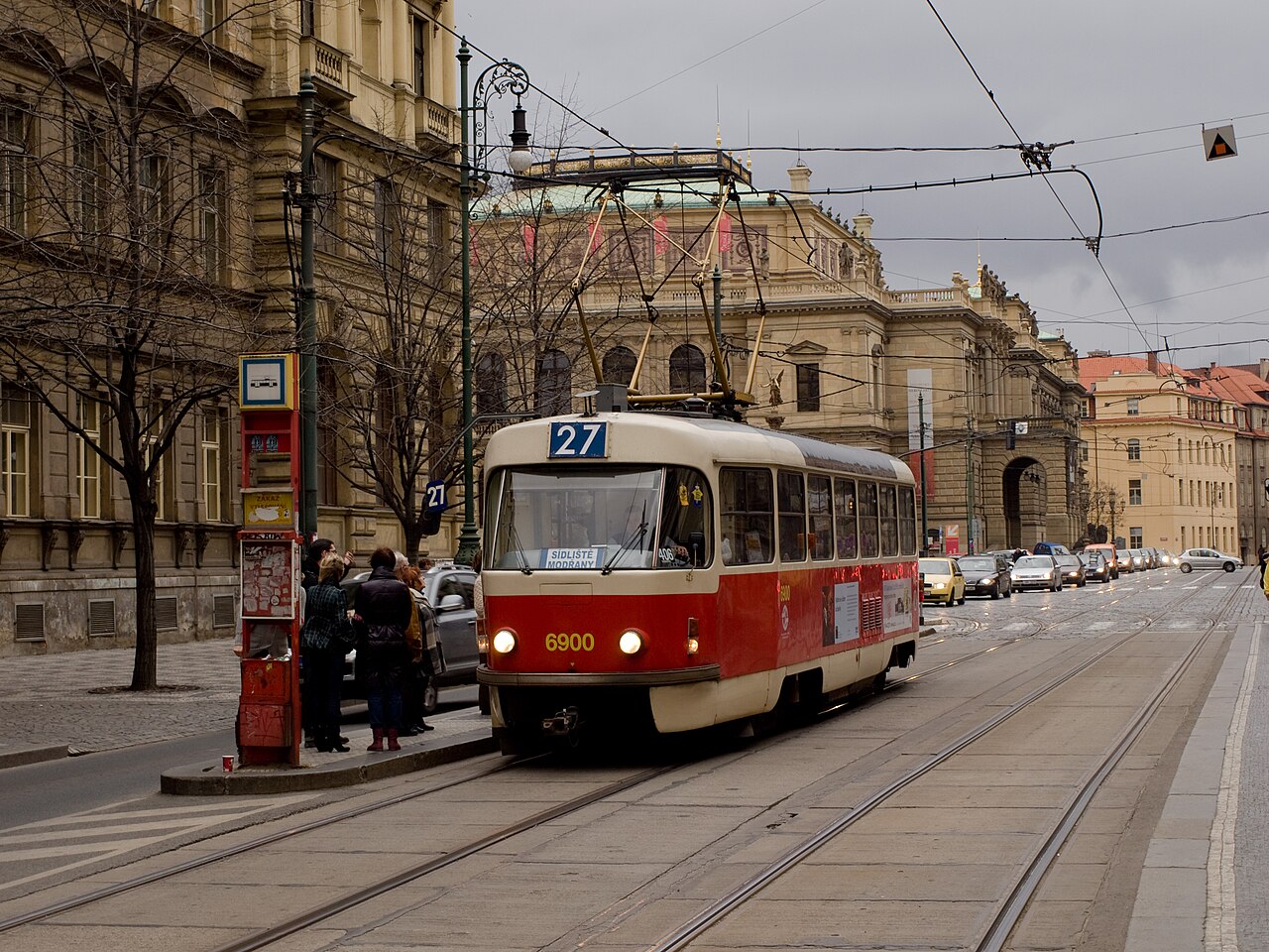 Spårvagn vid hållplatsen Staroměstská framför Rudolfinum
