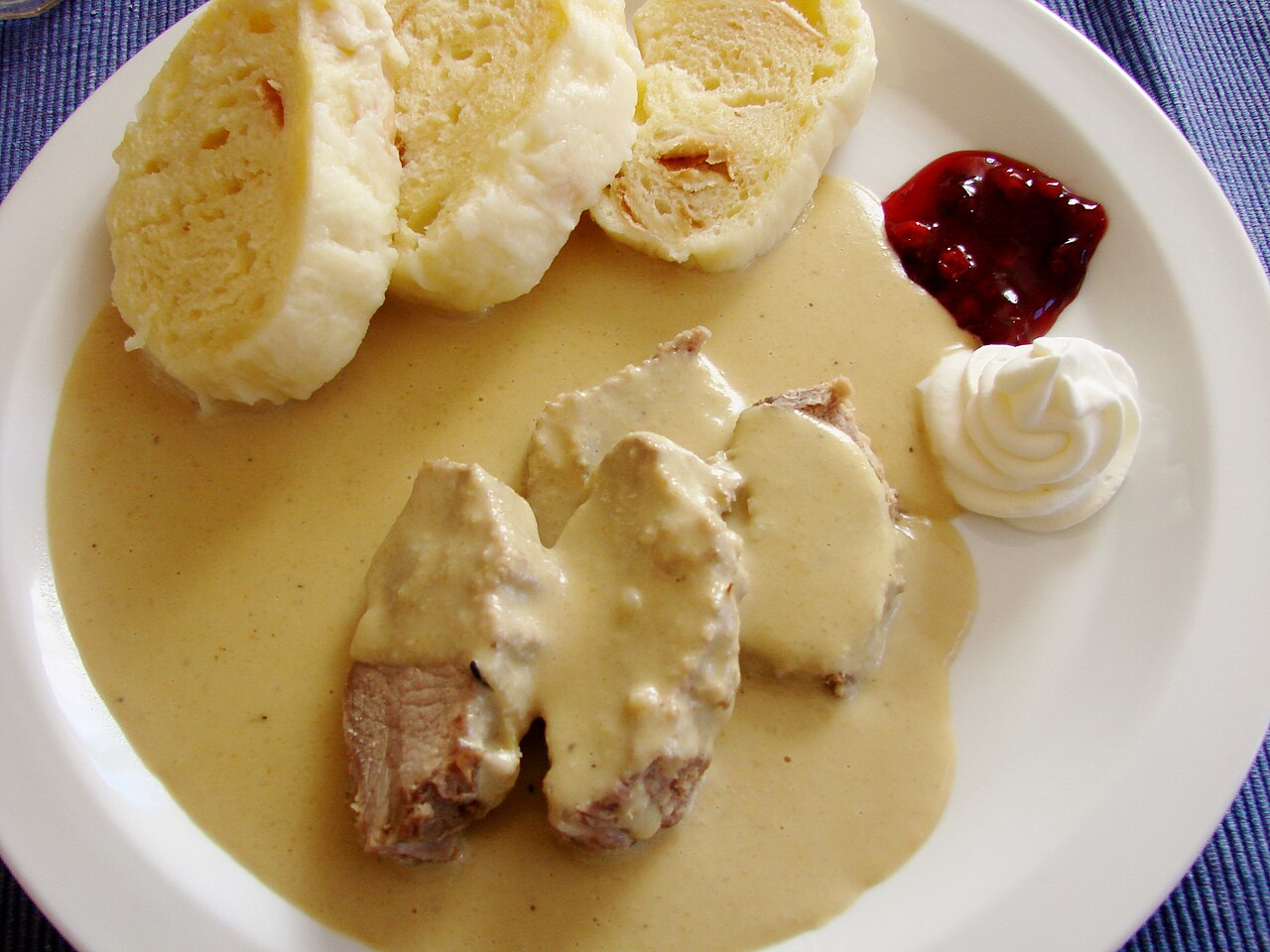 Svíčková med knödel, tranbär och vispgrädde